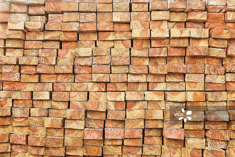 许多条形方形木块整齐堆放在一起图片素材