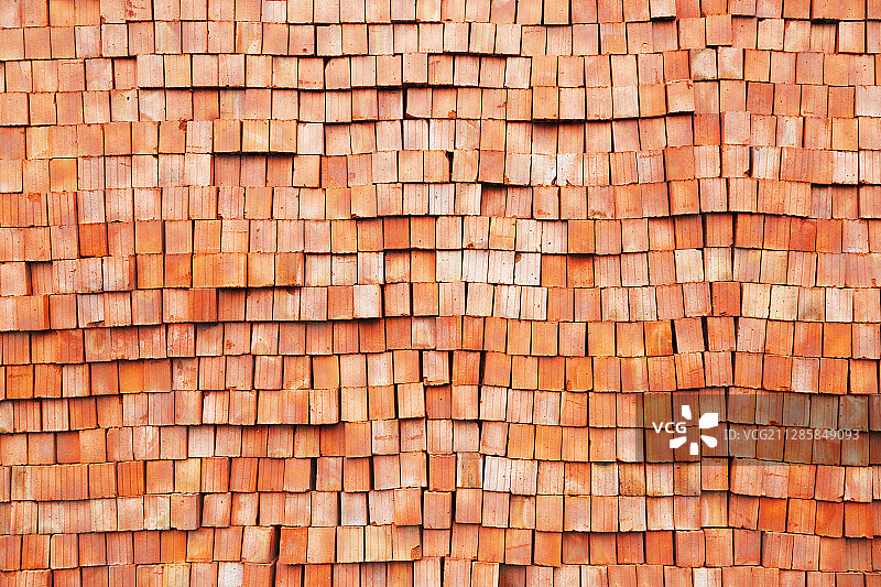 建筑工地一堆整齐码放的红色空心砖图片素材