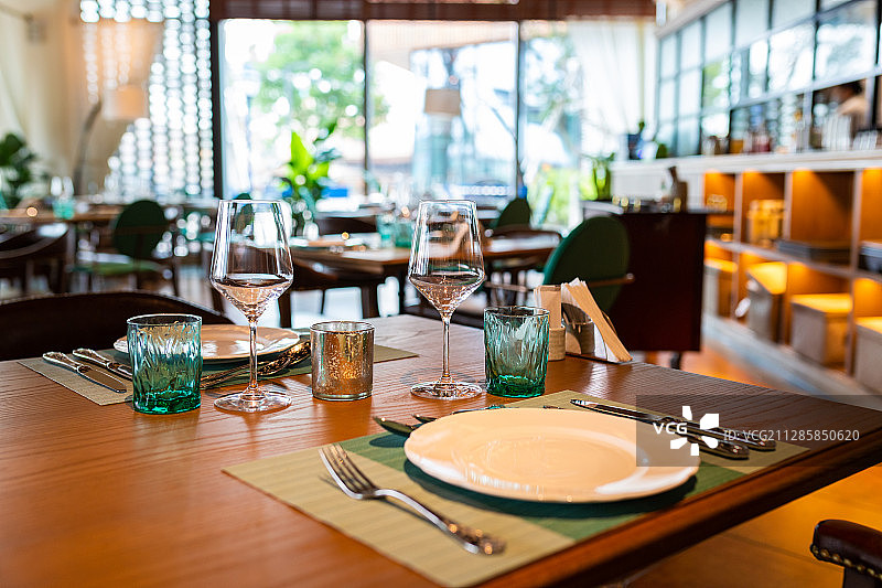 高级西餐厅内部餐桌图片素材