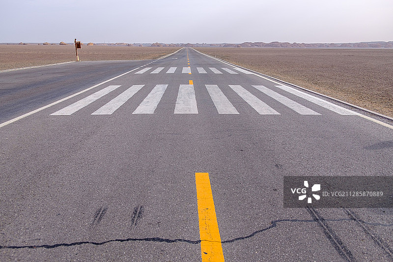 干旱地区公路路面图片素材