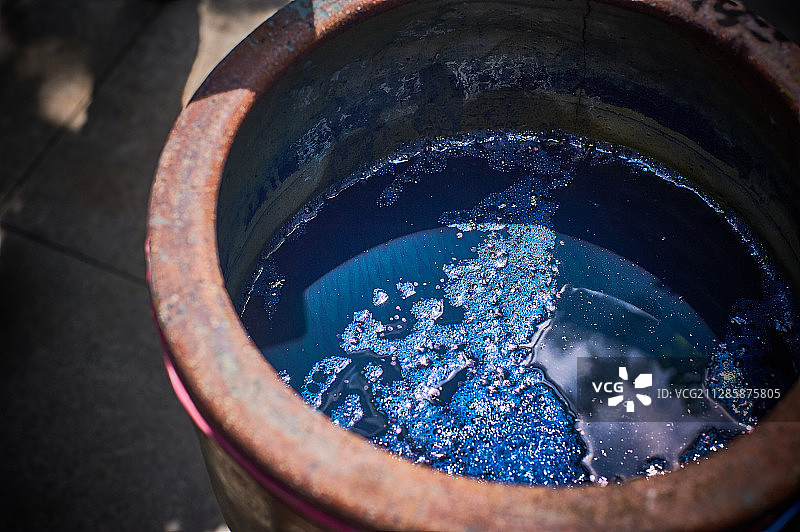 蓝染印染大染缸图片素材