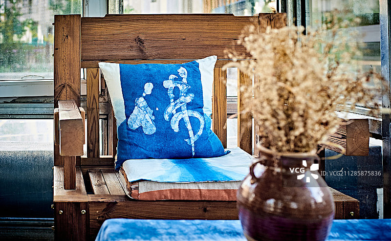 蓝染印染花瓶和抱枕图片素材
