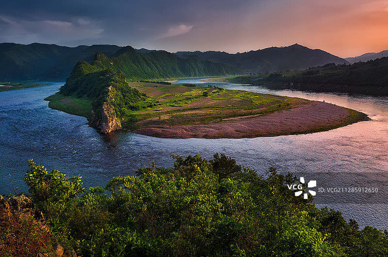 苍龙戏水：鸭绿江在吉林集安段的一处美景图片素材