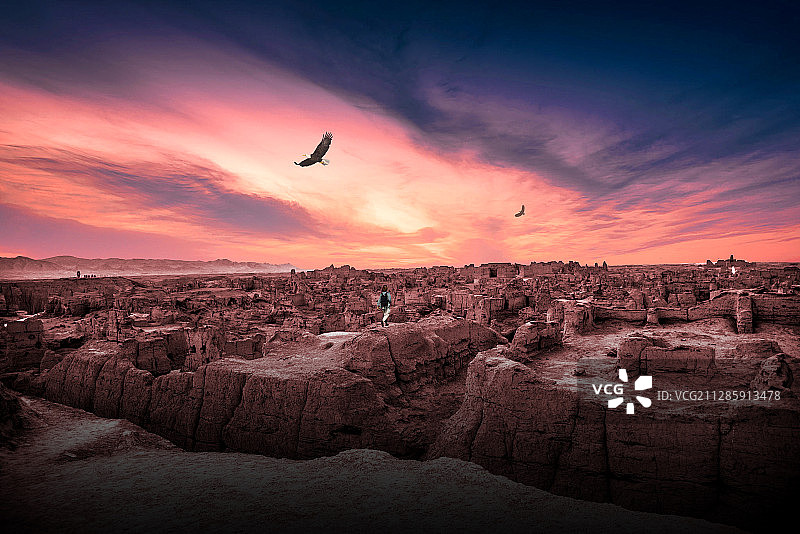 中国新疆维吾尔自治区新疆维吾尔自治区自治区吐鲁番夕阳下的交河故城图片素材