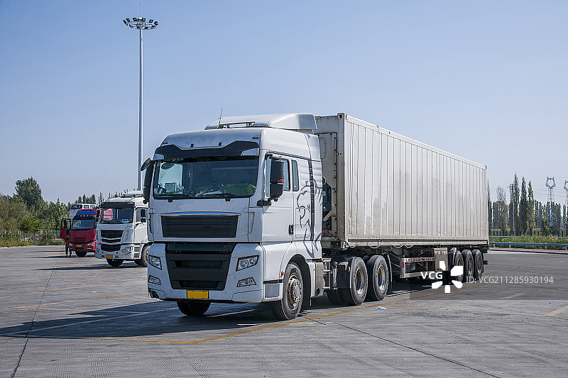 新疆高速公路服务区的货车图片素材
