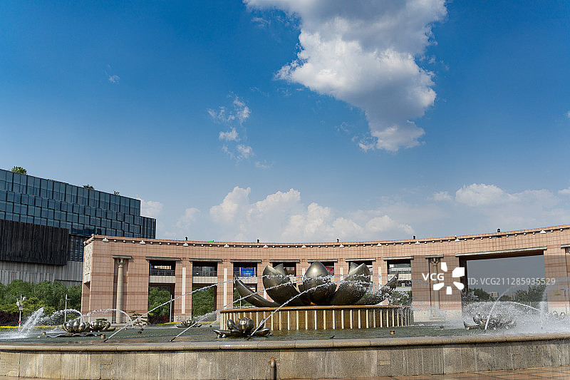 蓝台白云下的山东省济南市泉城广场雕塑和建筑物图片素材