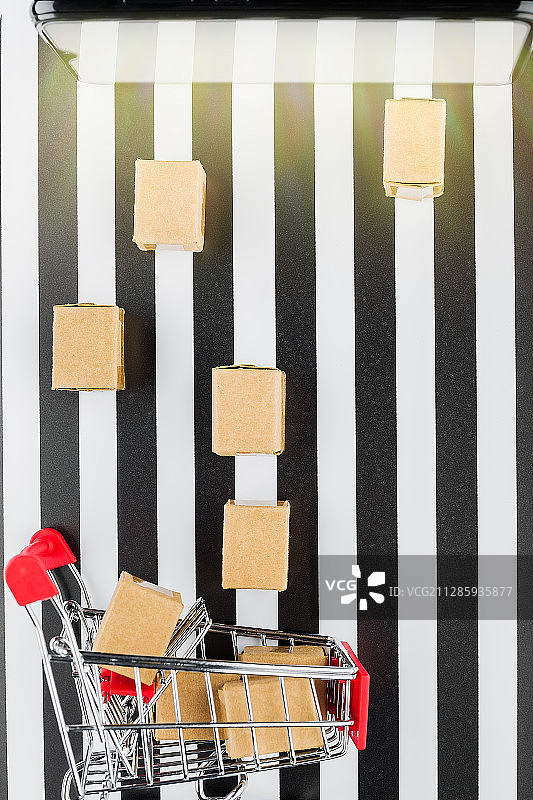 购物车和快递箱，电商网购创意图片。图片素材