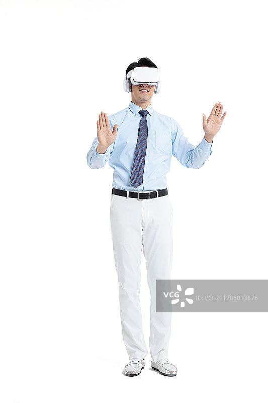 使用VR娱乐的白领男性图片素材