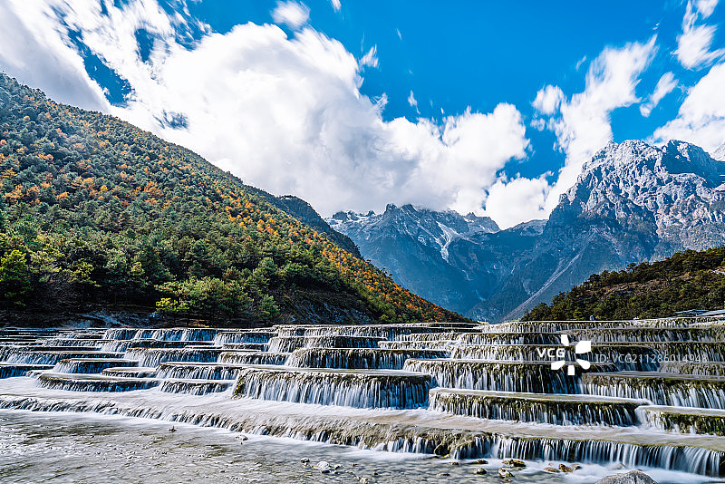 中国云南丽江玉龙雪山蓝月谷瀑布风光图片素材