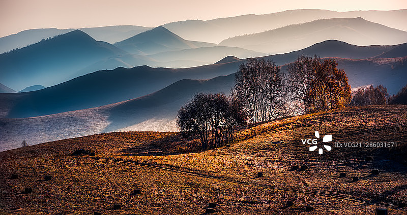 坝上的早晨，初日斜射，宁静的美图片素材