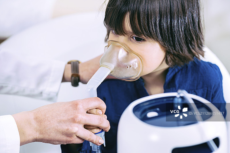 男孩使用吸入器图片素材