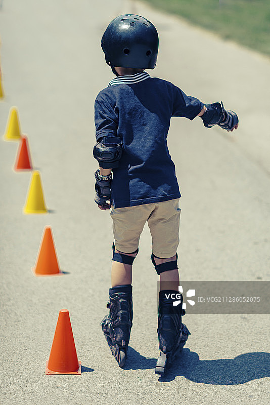 男孩学习轮滑图片素材