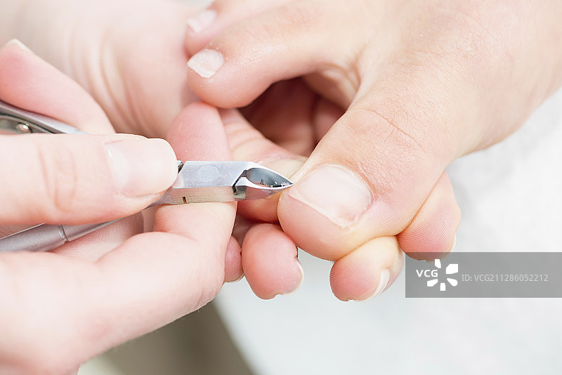 做足部护理的女人图片素材