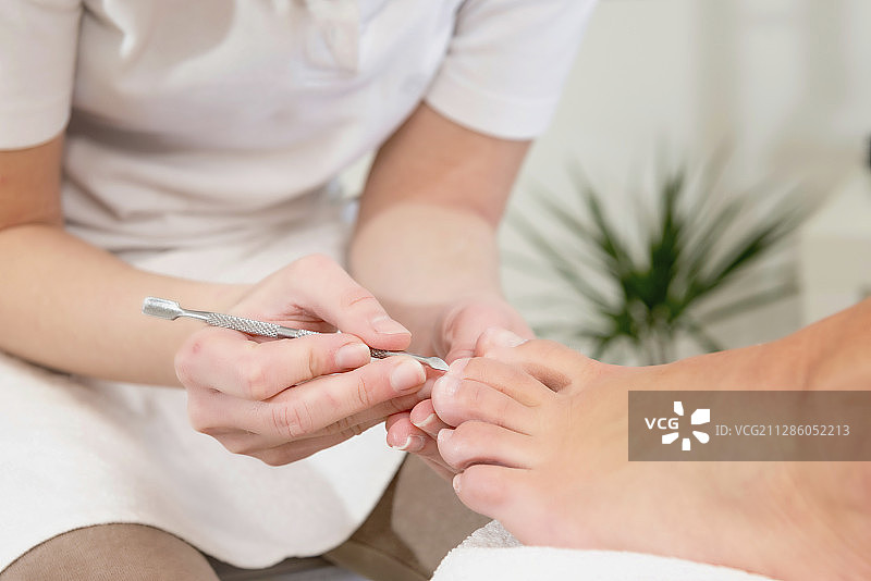 做足部护理的女人图片素材