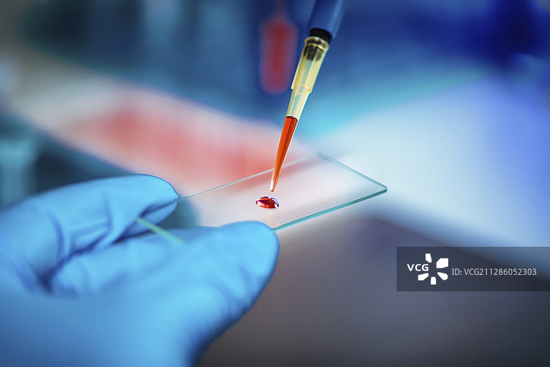 科学家准备显微镜载玻片图片素材