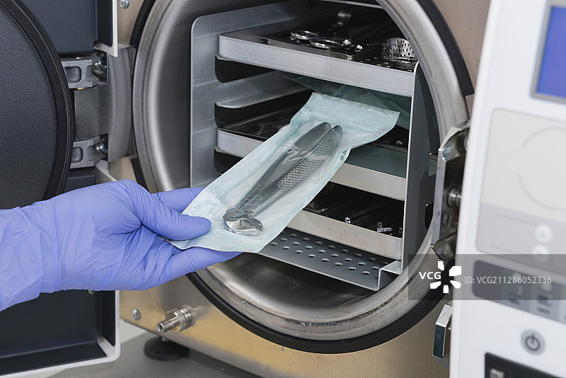 高压灭菌器中医疗器械的消毒图片素材