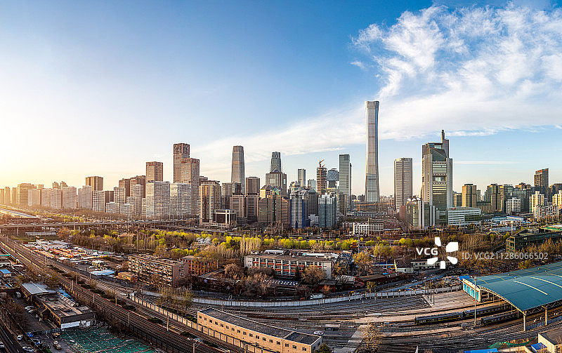 蓝调天坛首都北京朝阳国贸团结湖公园天际线CBD四惠桥车轨绿化图片素材