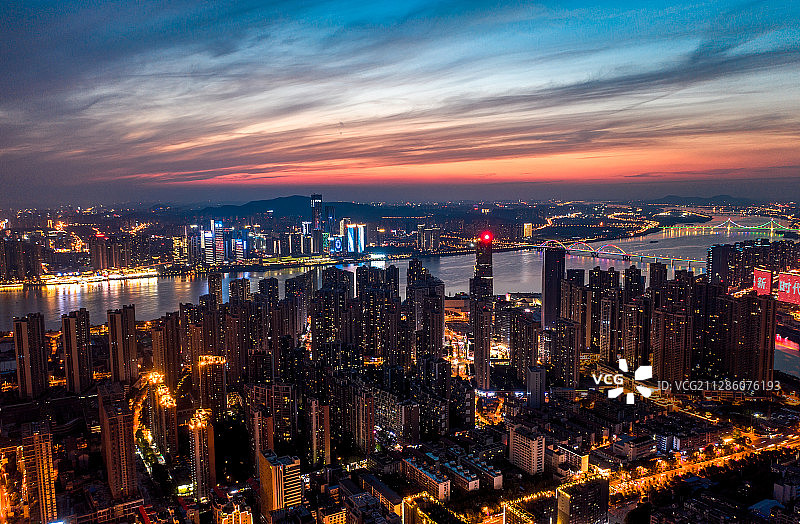 长沙北辰三角洲与河西滨江新城夜景图片素材