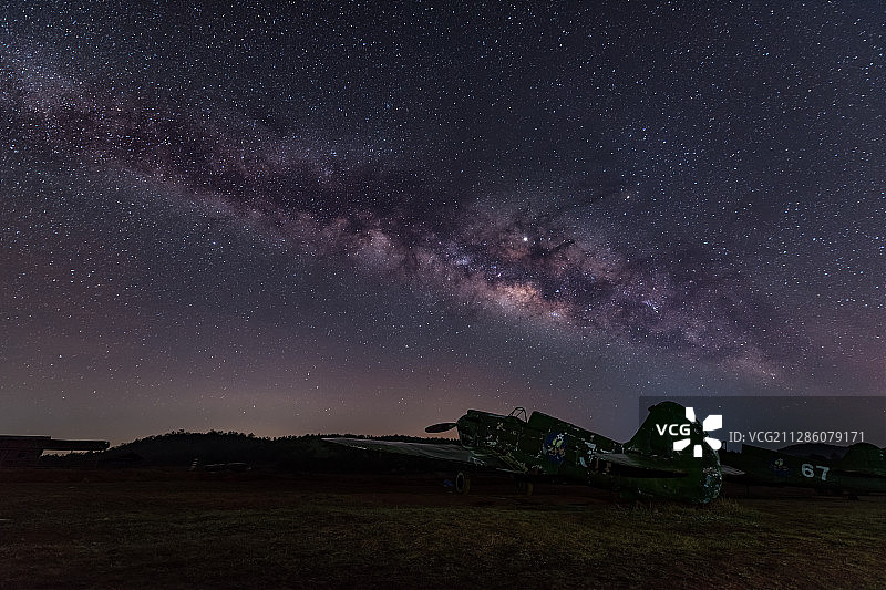 云南寻甸北大营草场，银河下的飞虎队战机守望着历史的天空。图片素材