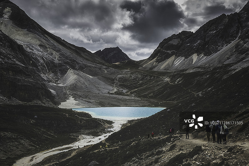 央迈勇的泪——俄绒措，俗称牛奶海。即使阴霾笼罩，犹有圣光独睐图片素材