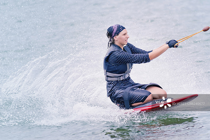 女人跪板运动图片素材