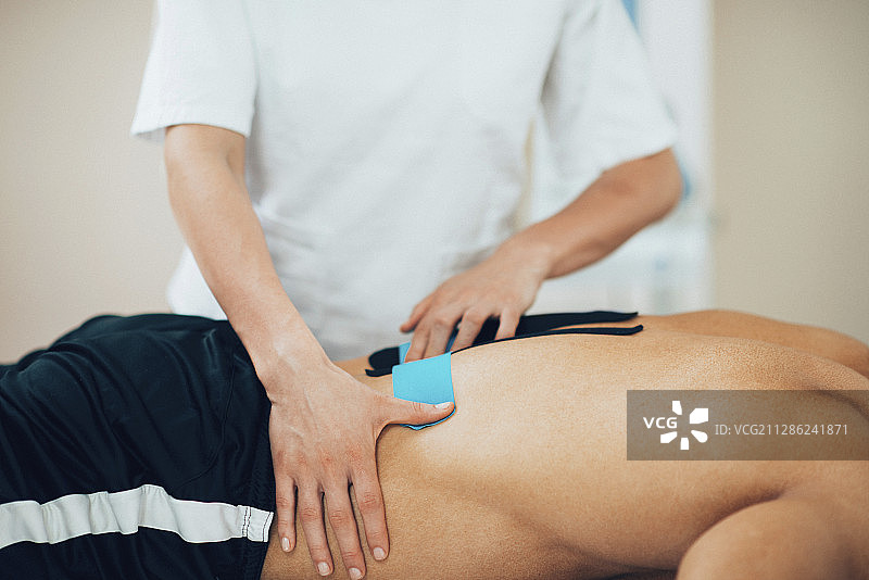 肌内效贴布应用图片素材