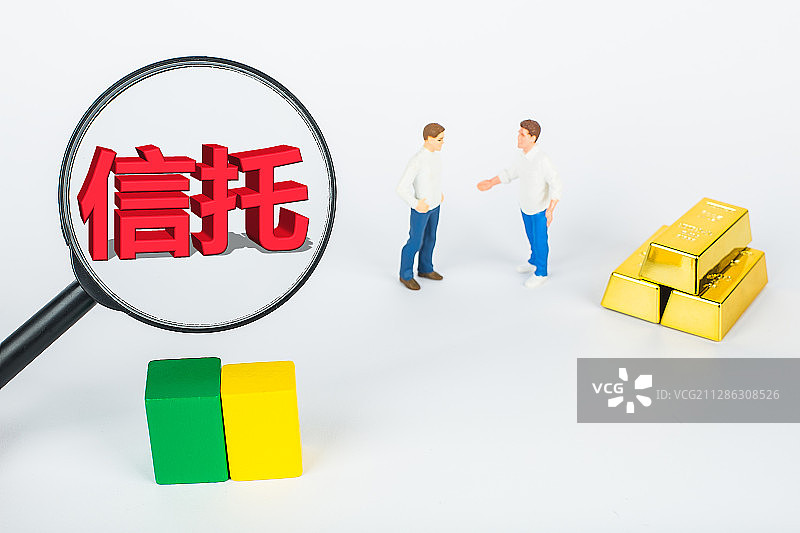 金块和微距小人，金融信托概念图片。图片素材