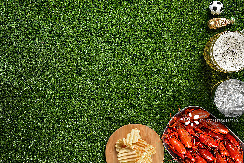 小龙虾啤酒夜宵和足球图片素材