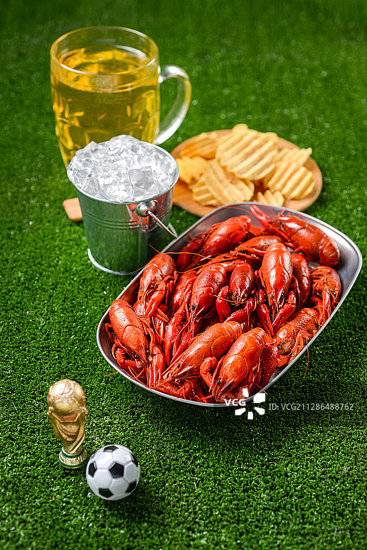 小龙虾啤酒夜宵和足球图片素材