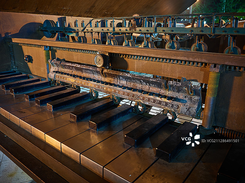 金属锈迹钢琴图片素材