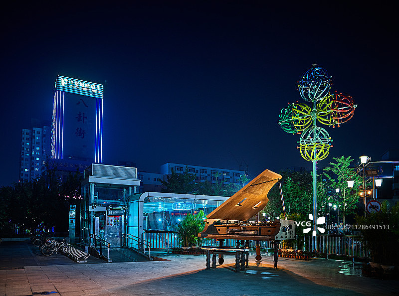 金属锈迹钢琴图片素材