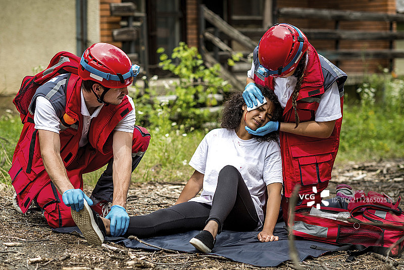 救援队帮助受伤妇女图片素材