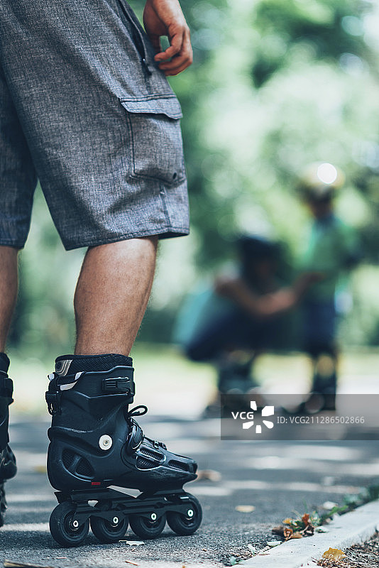 一家人在公园里玩轮滑图片素材