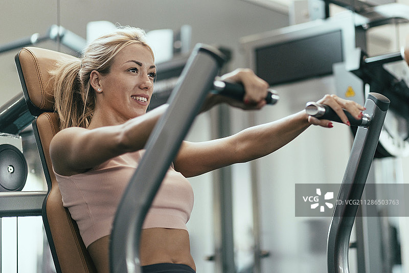 女人使用推胸器械图片素材