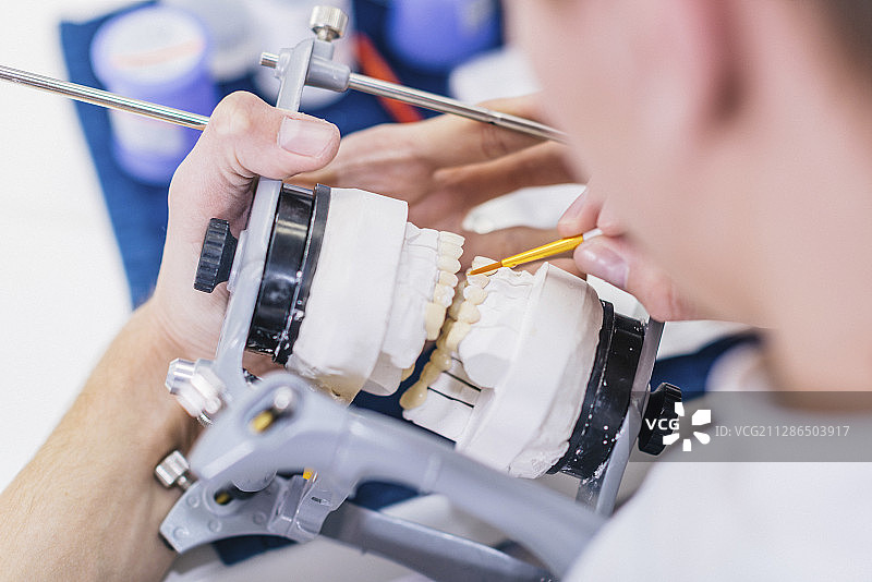 工作中的修复牙科技术员图片素材