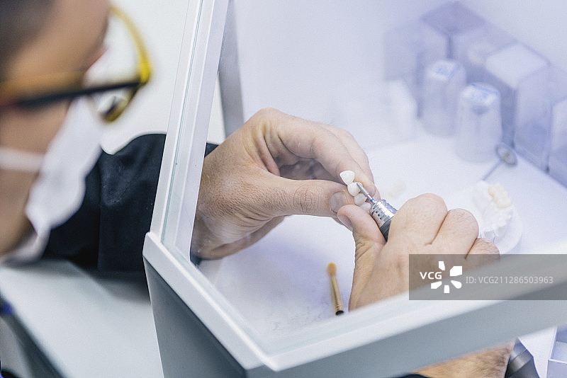 工作中的修复牙科技术员图片素材