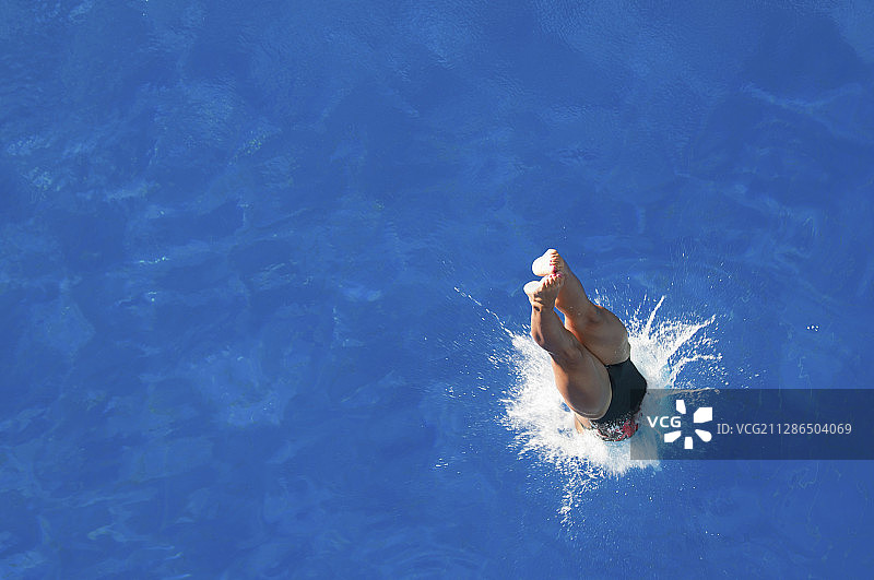 妇女跳入泳池图片素材