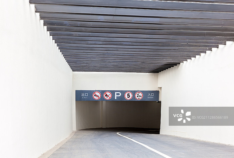 地下停车场通道入口图片素材
