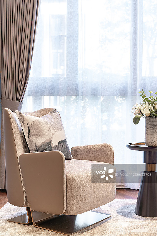 奶黄色的室内沙发和小茶几图片素材