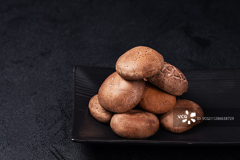 黑色背景拍摄的香菇图片素材