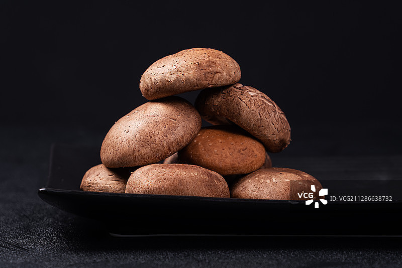 黑色背景拍摄的香菇图片素材