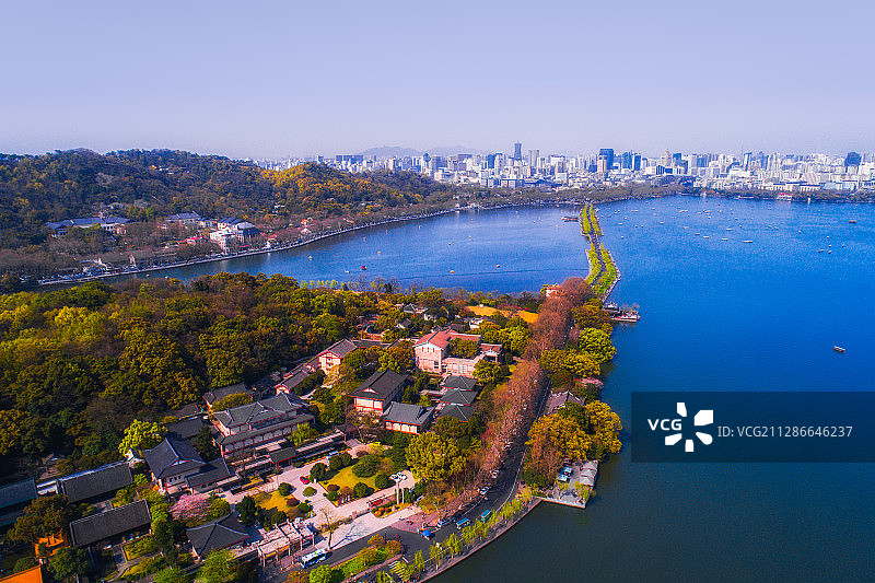 航拍中国浙江省杭州市西湖浙江省博物馆与白堤图片素材