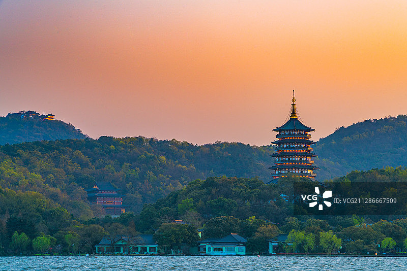 中国浙江省杭州市西湖雷峰塔夕照图片素材