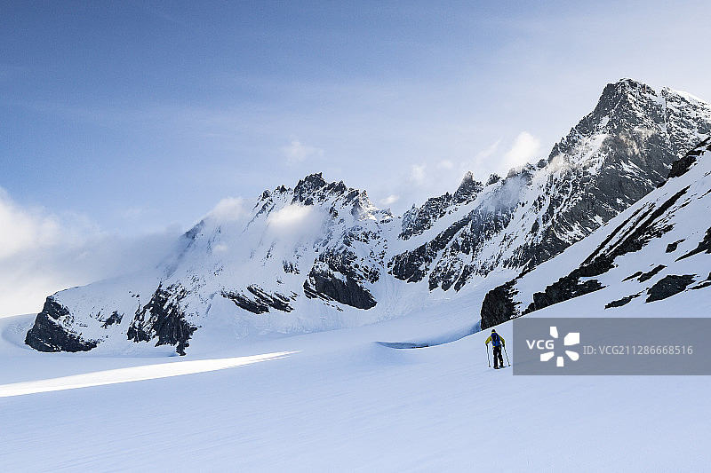 登山者徒步前往奥地利最高山峰——大格洛克纳山图片素材