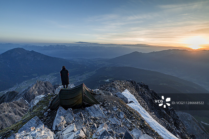 奥地利阿尔卑斯山顶的帐篷图片素材