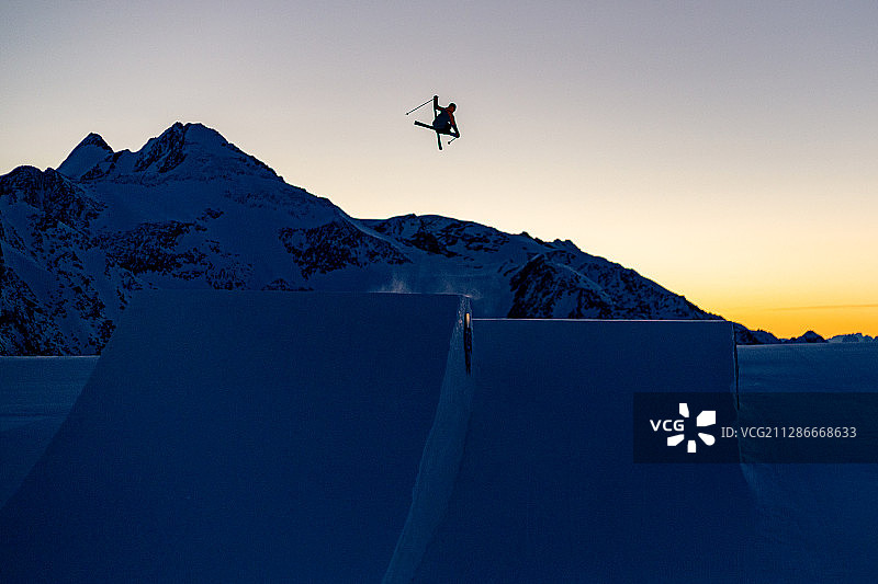 奥运会滑雪运动员清晨训练备战坡面障碍技巧世界杯图片素材