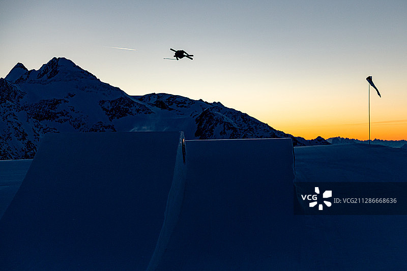 为北京2022冬奥会世界杯赛季训练的坡面障碍技巧滑雪跳台图片素材