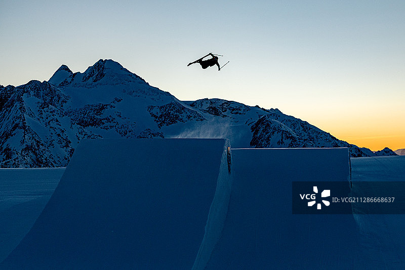 滑雪坡面障碍技巧和大跳台选手为世界杯和2022年奥运会训练图片素材