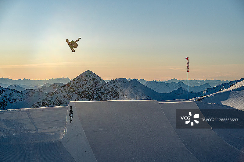 奥地利斯图拜冰川单板滑雪世界杯清晨训练图片素材