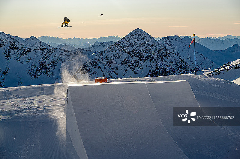 在清晨高高飞翔的滑雪者图片素材